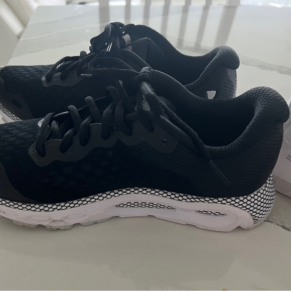Under Armor running shoes - Picture 2 of 4